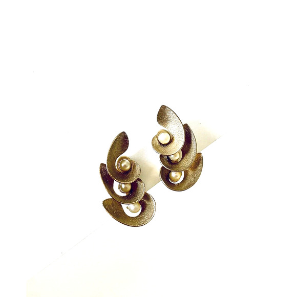 VTG Flower 2D Gold Tone Clip On Earrings - Picture 2 of 9